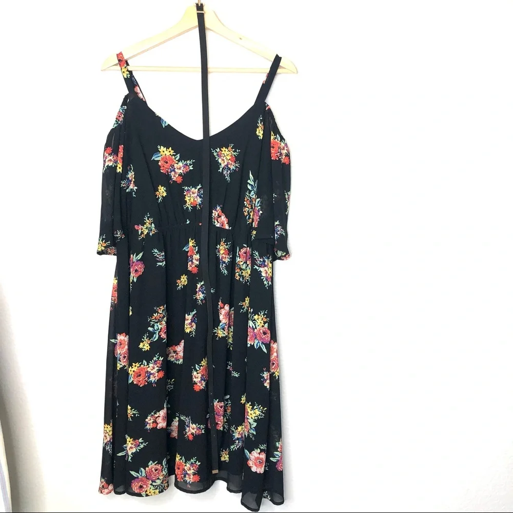 SOLD Torrid floral short sleeve off shoulder dress - Picture 4 of 11
